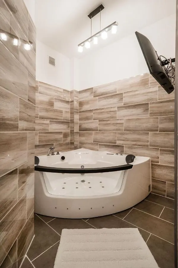Appartamento Jacuzzi And Privacy With 2 Balconies And Free Garage Budapest 0*,  Ungheria