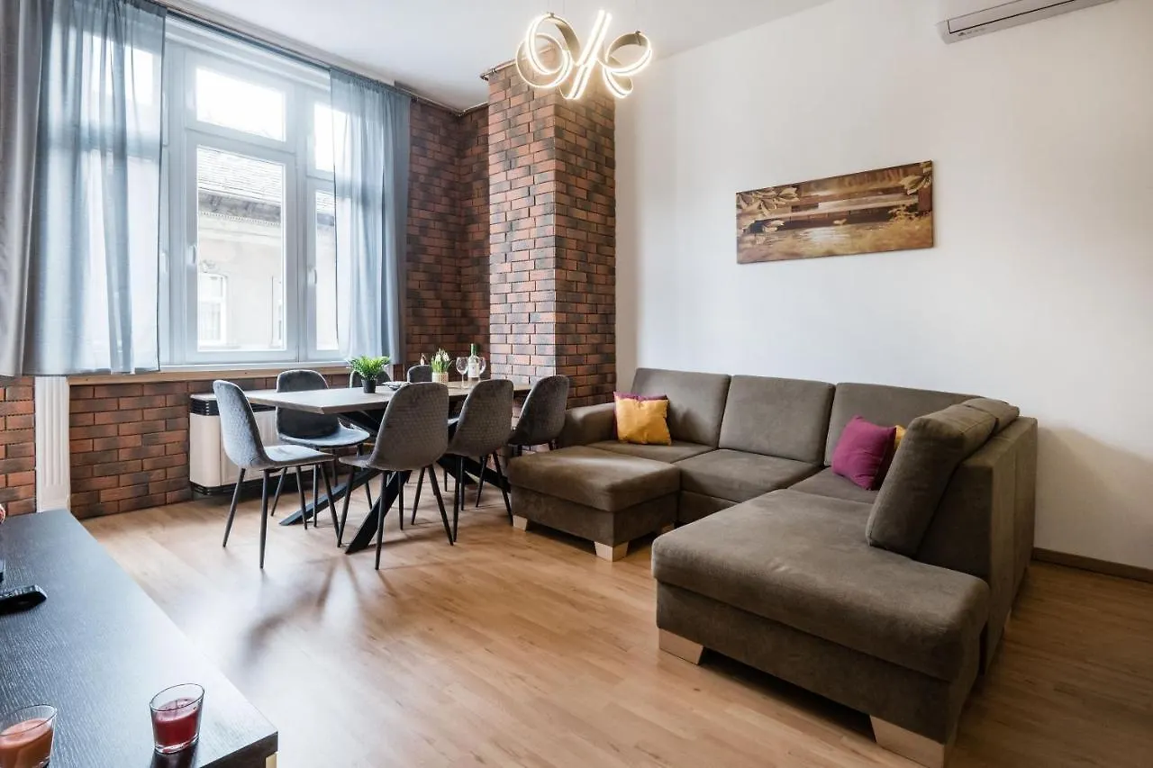 Jacuzzi And Privacy With 2 Balconies And Free Garage Apartment Budapest Hungary