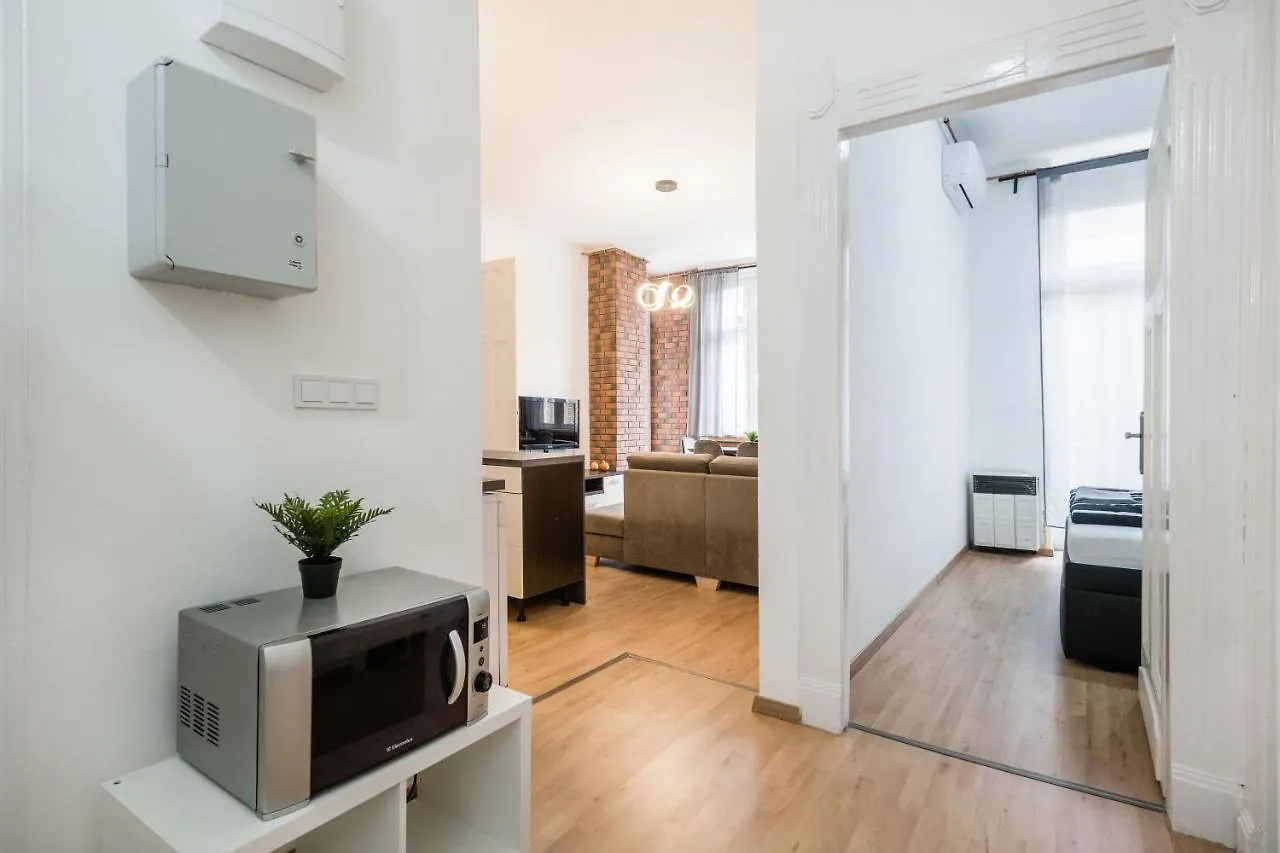 Jacuzzi And Privacy With 2 Balconies And Free Garage Apartment Budapest