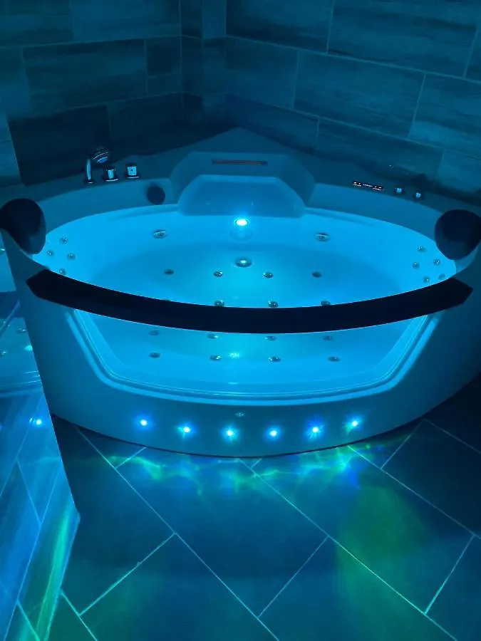 Jacuzzi And Privacy With 2 Balconies And Free Garage Apartment Budapest