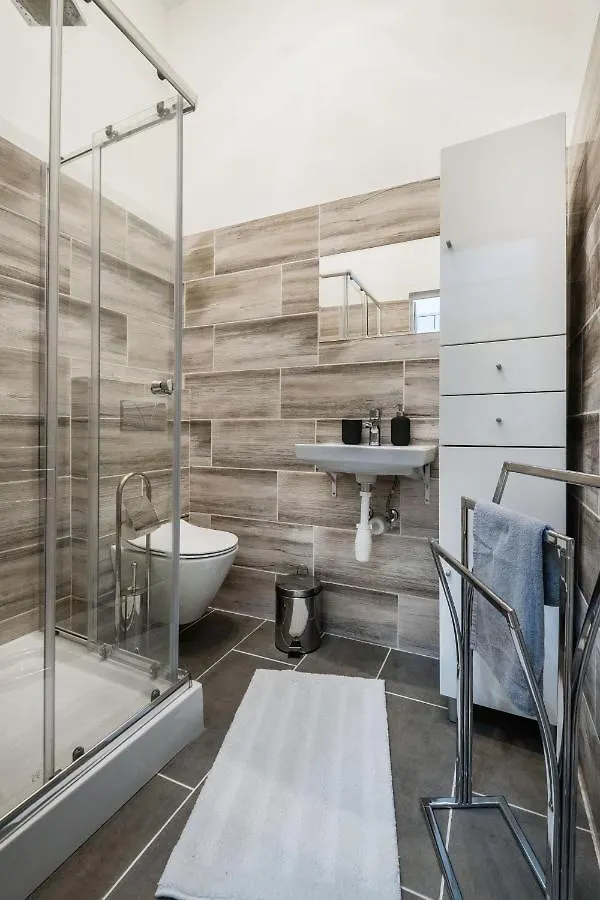 Jacuzzi And Privacy With 2 Balconies And Free Garage Apartment Budapest