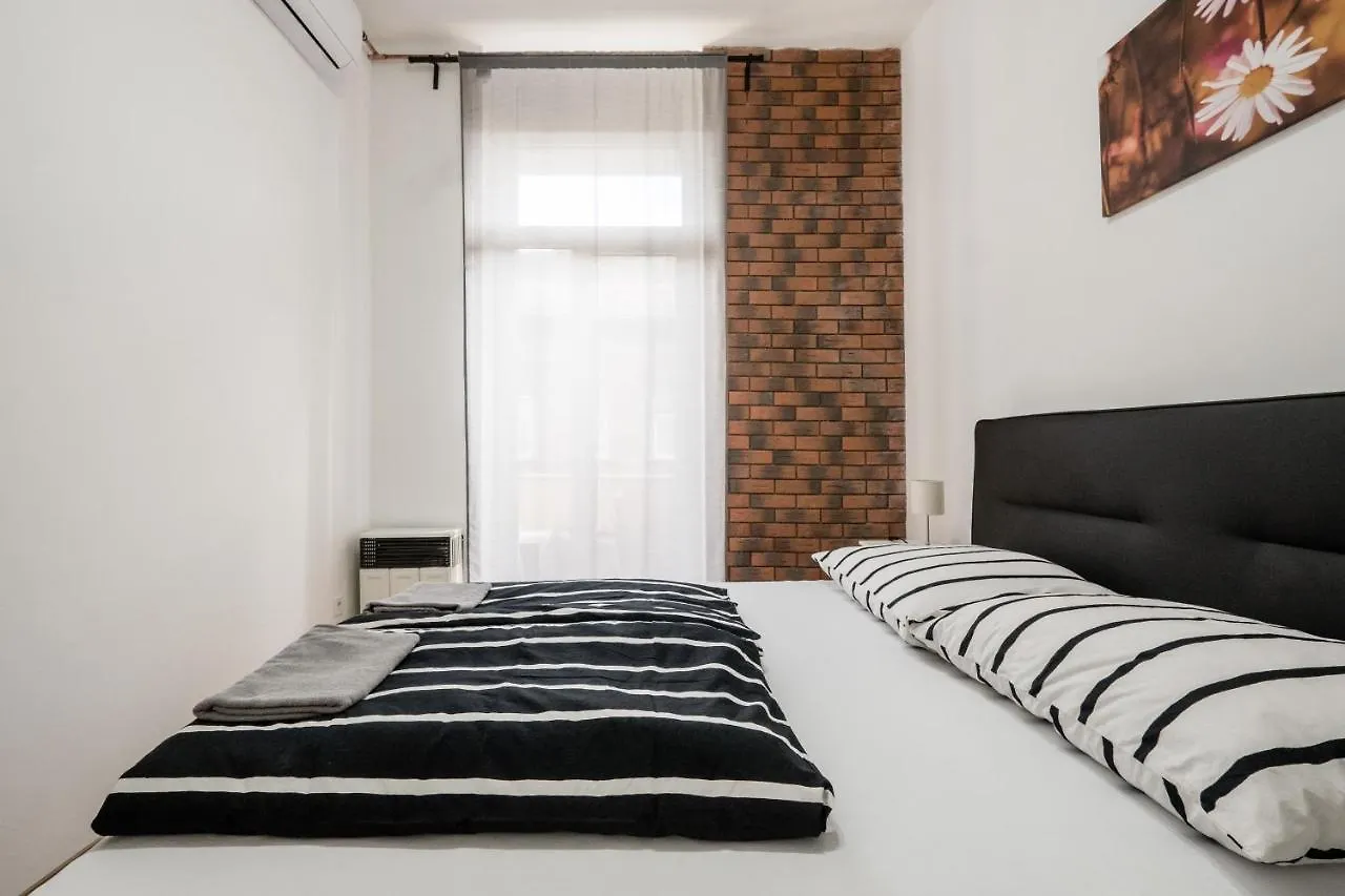 Jacuzzi And Privacy With 2 Balconies And Free Garage Apartment Budapest