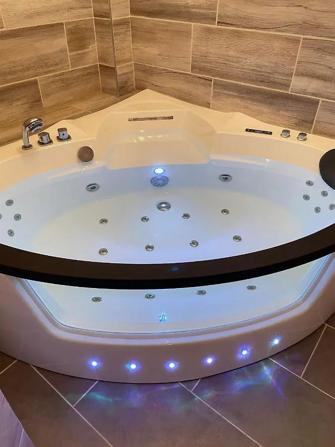 Jacuzzi And Privacy With 2 Balconies And Free Garage Apartment Budapest 0*,