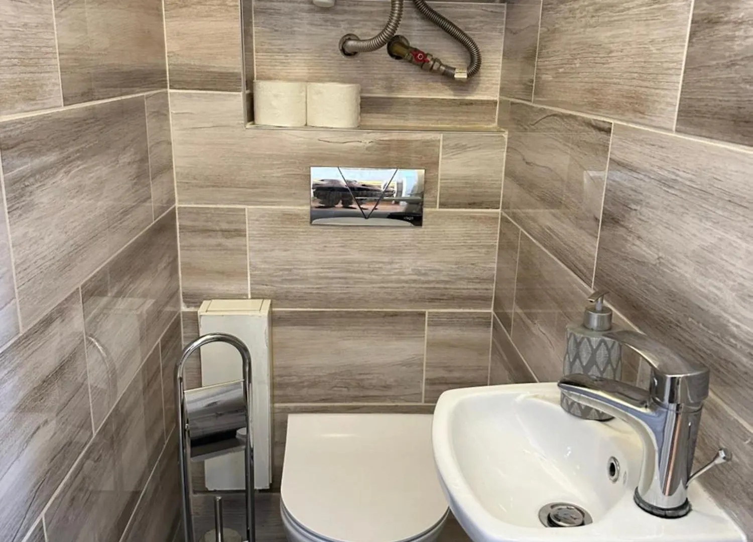 Jacuzzi And Privacy With 2 Balconies And Free Garage Apartment Budapest 0*,